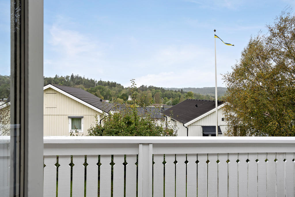Balkongen ger en härlig utsikt över området och grönskan