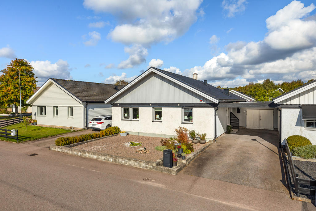 Entré från Aspgatan. En lugn återvändsgata.