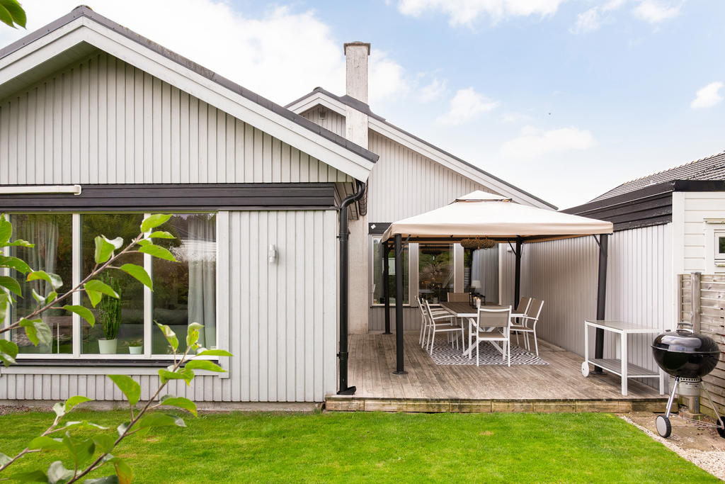 Härlig omkringbyggd uteplats