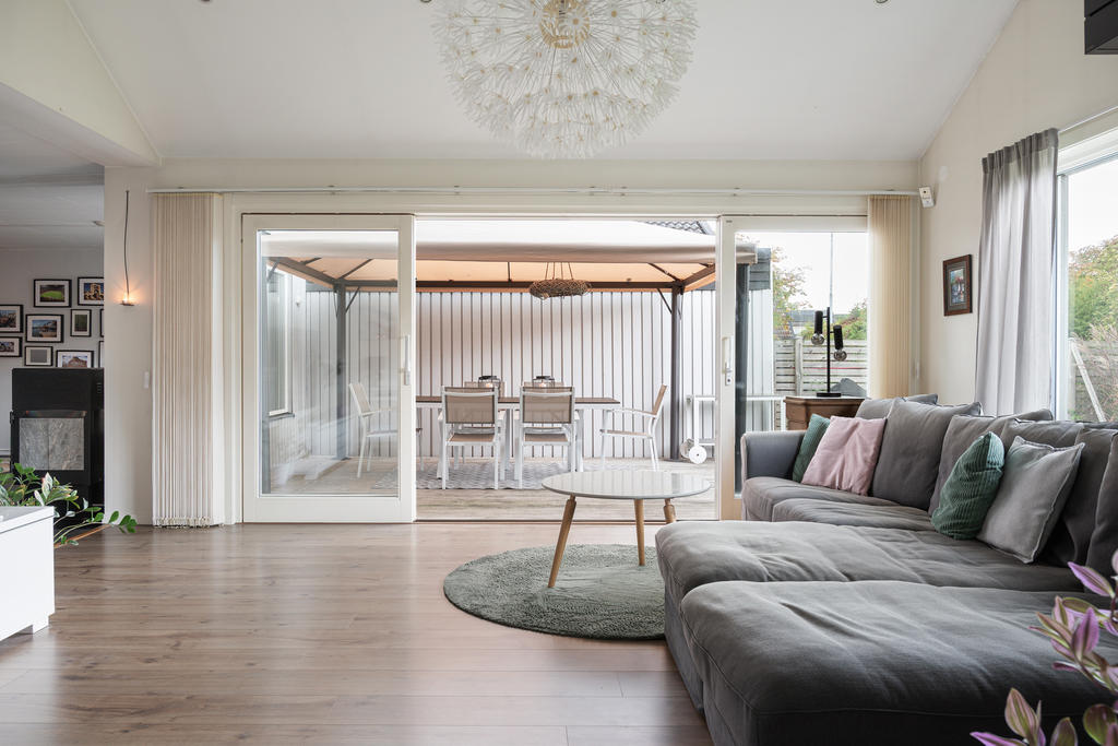 Tillbyggnaden med stora hajompartier mot uteplatsen