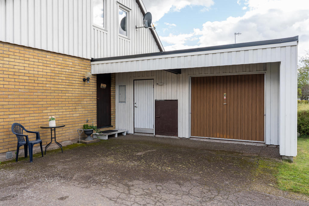 Vidbyggt garage. 
