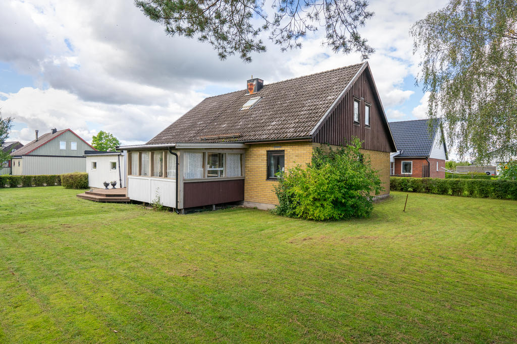 Plan och lättskött trädgårdstomt med gott om plats för barnlek och sociala aktiviteter. 