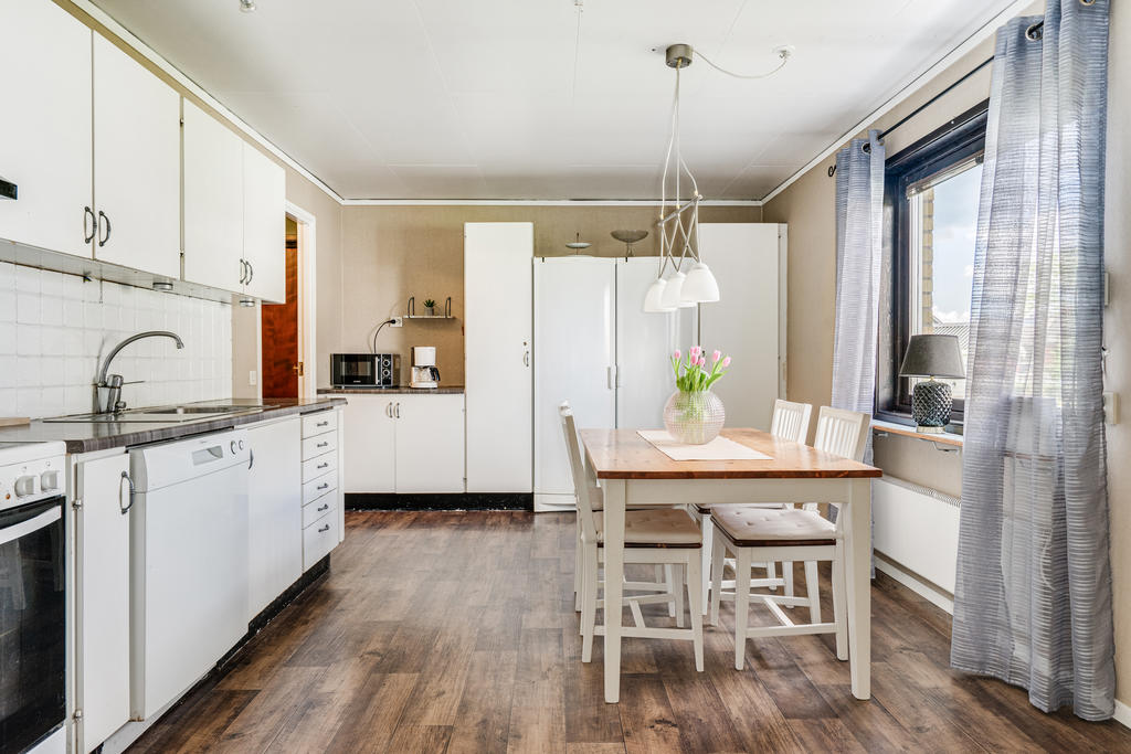 Funktionellt och rymligt kök med plats för separat matgrupp.