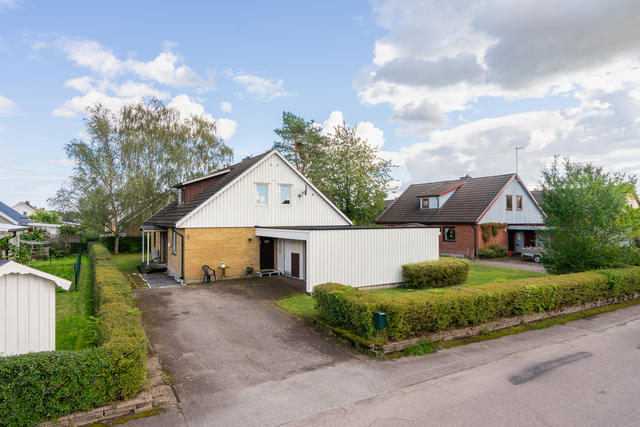 Välkommen till Galoppgatan 5!
En charmig och rymlig familjevilla belägen i ett trivsamt och barnvänligt kvarter.
