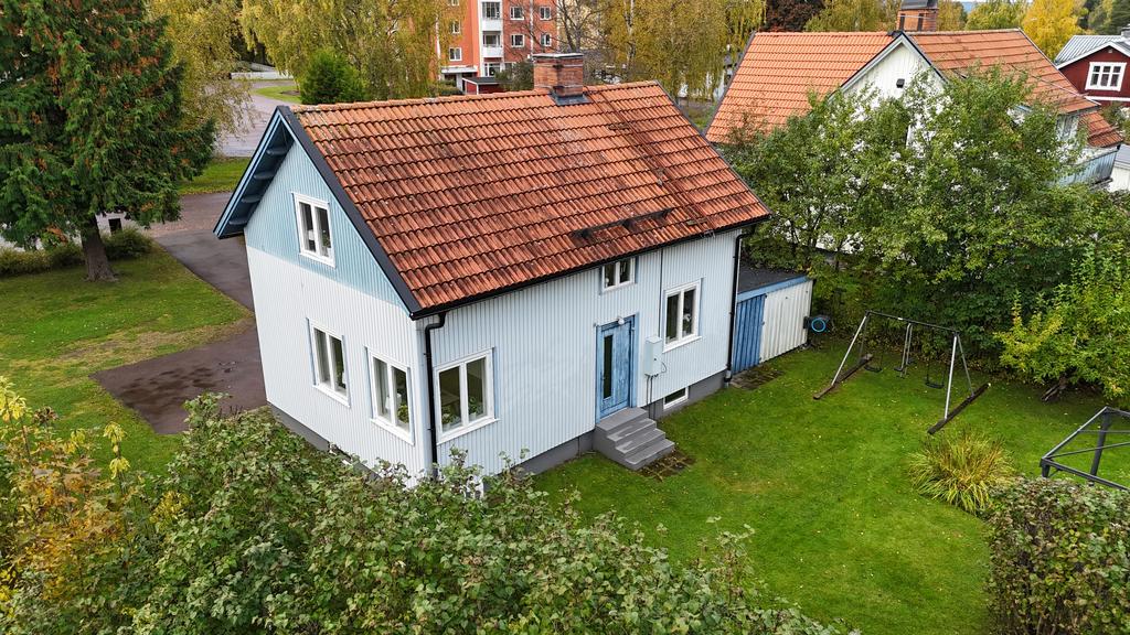 Vy över husets baksida. 
