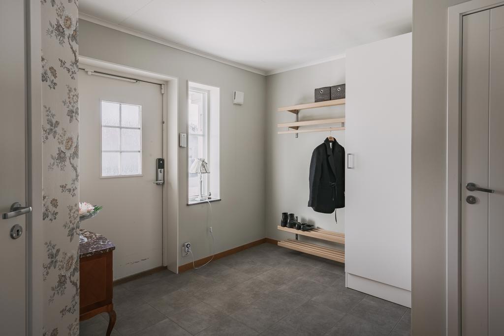 Här välkomnas man av en rymlig & luftig hall med praktiskt klinkergolv