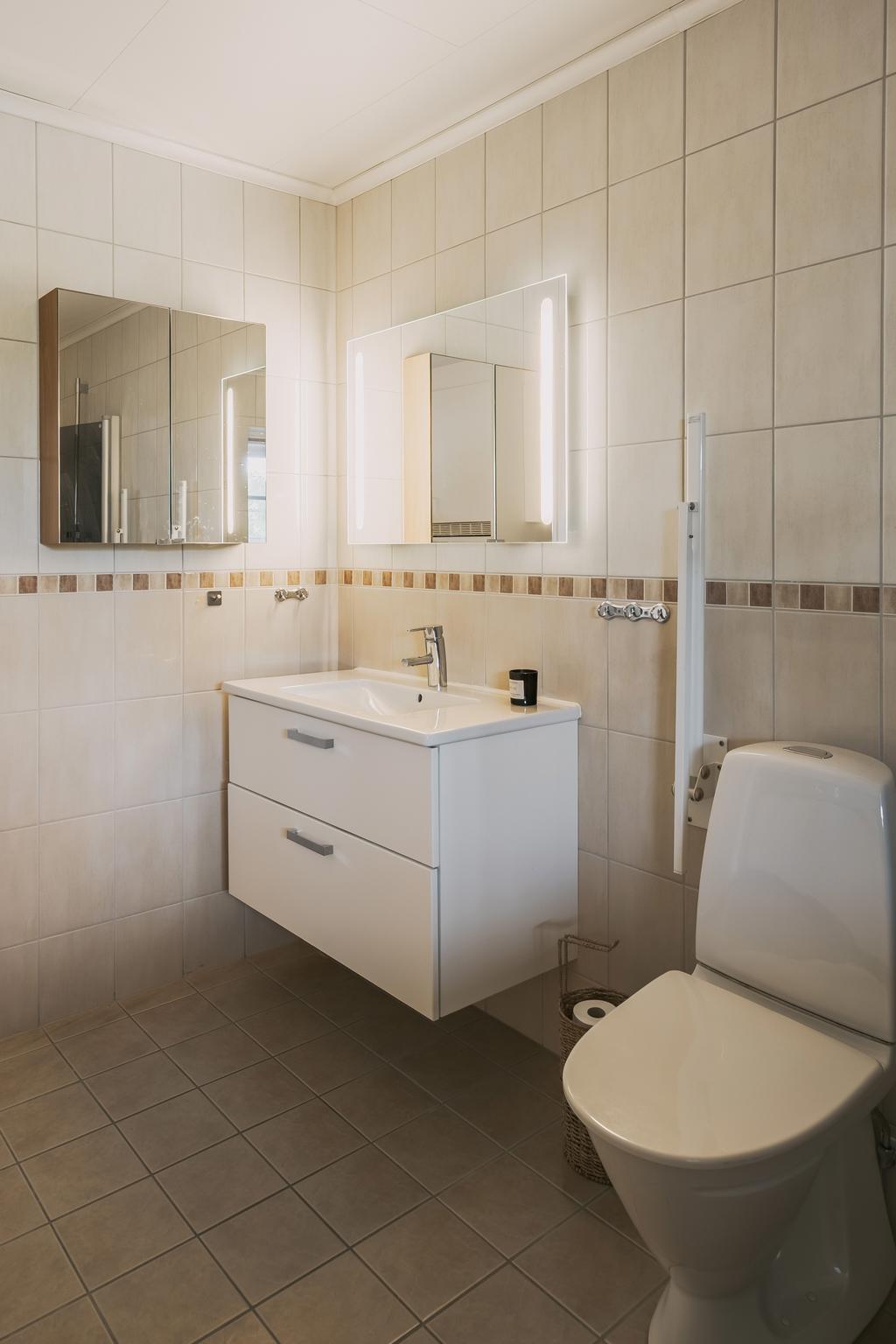 Kommod med lådförvaring & spegel med inbyggd beslysning