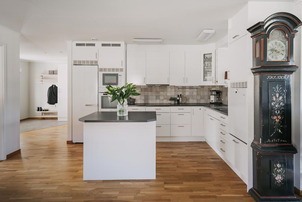 Här erbjuds goda ytor för både matlagning, bakning & servering