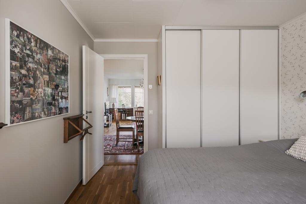 Garderober med gott om förvaringsutrymme