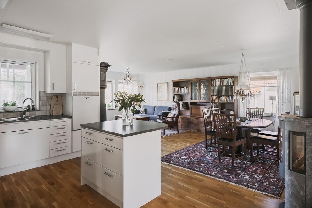 Öppen planlösning med köksö
