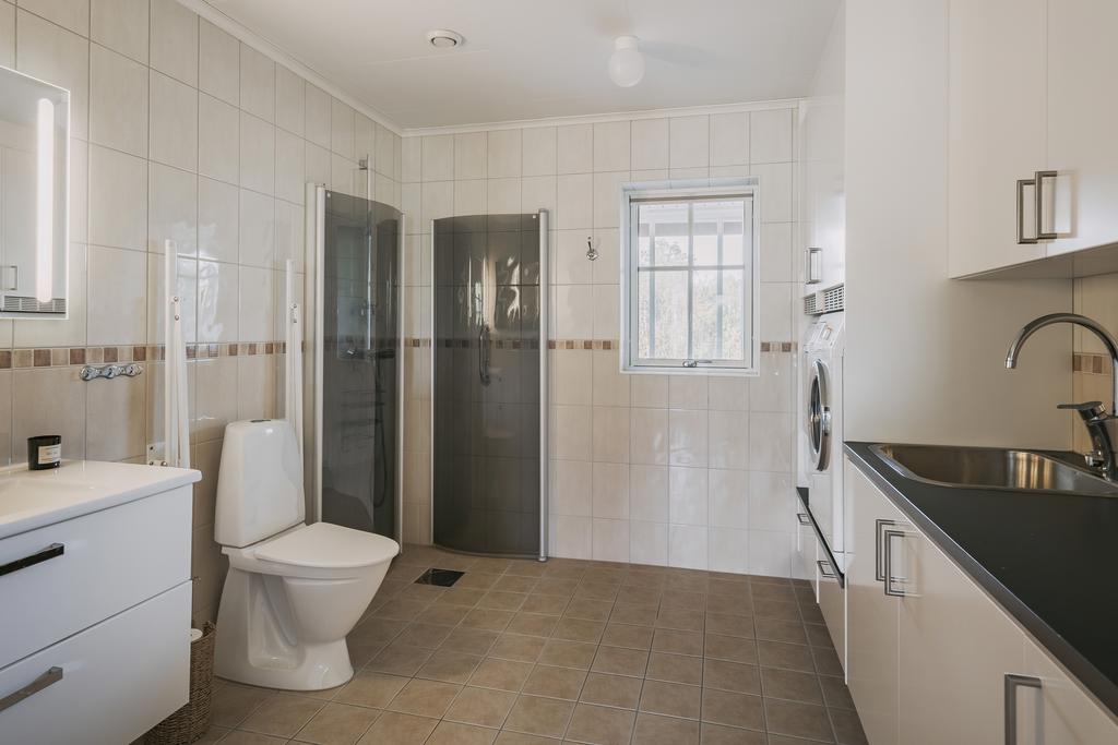 Rymligt badrum kombinerat med tvättstuga