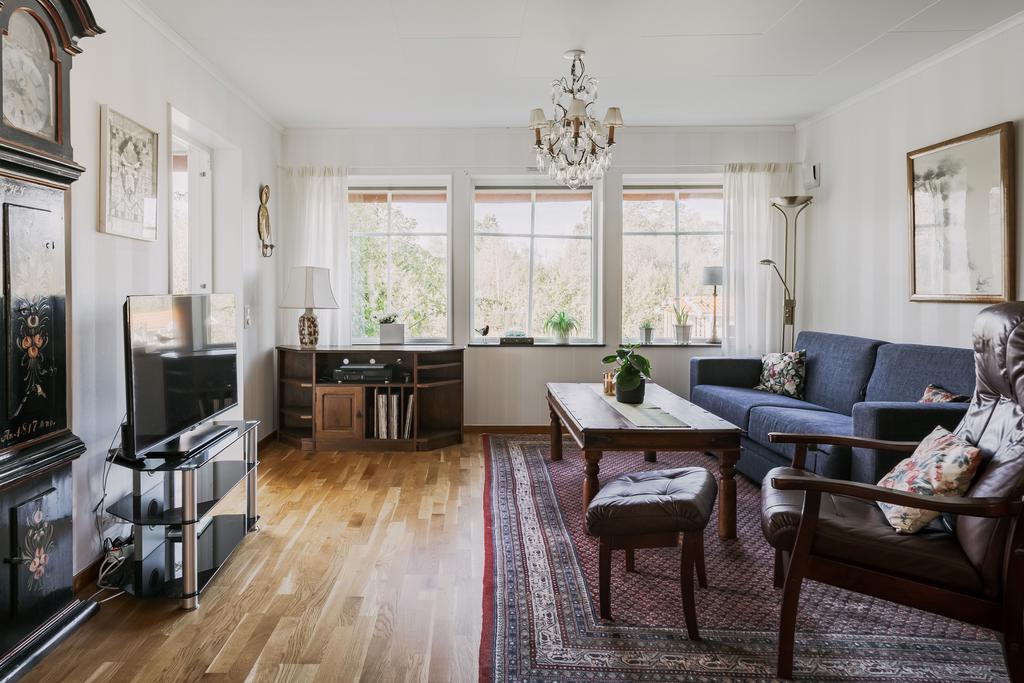 Vardagsrum med utgång till inglasad altan