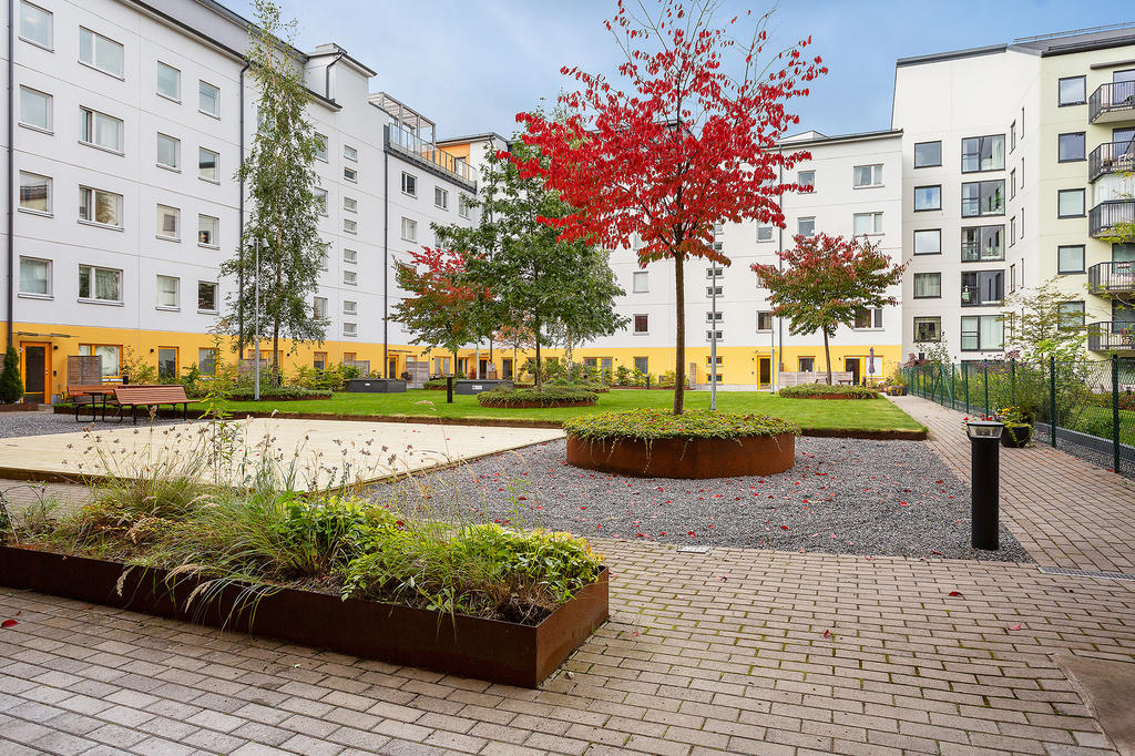 Privat, välskött innergård utan ingång mot gatan