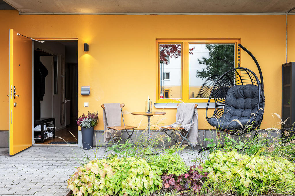 Välkomna till bostad med stenlagd uteplats mot innergård