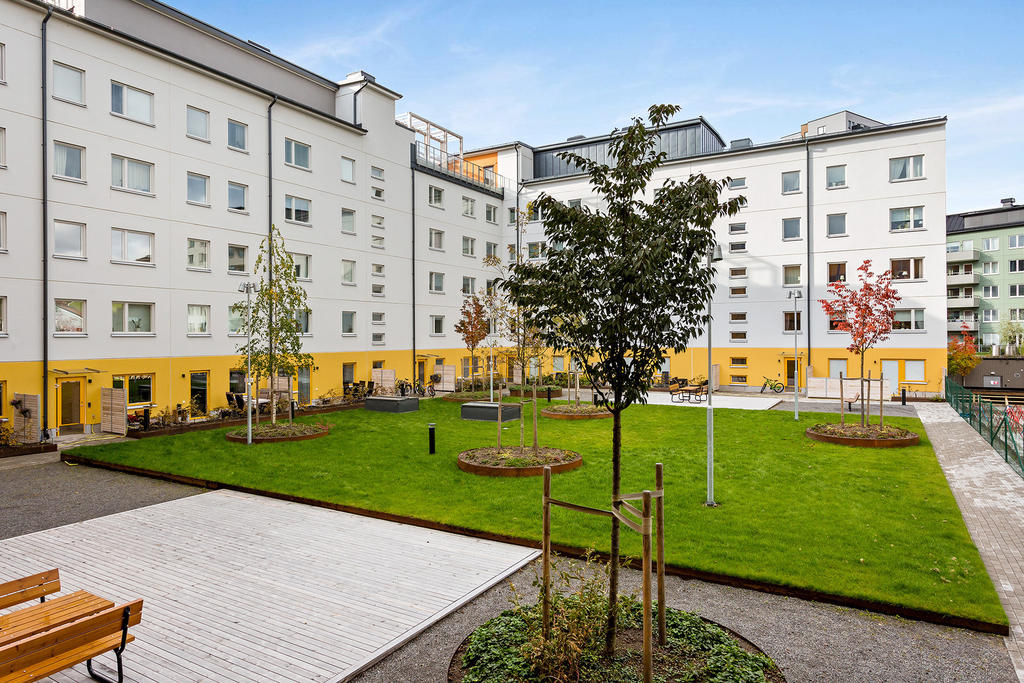 Föreningens innergård, med takterrassen uppe i bild