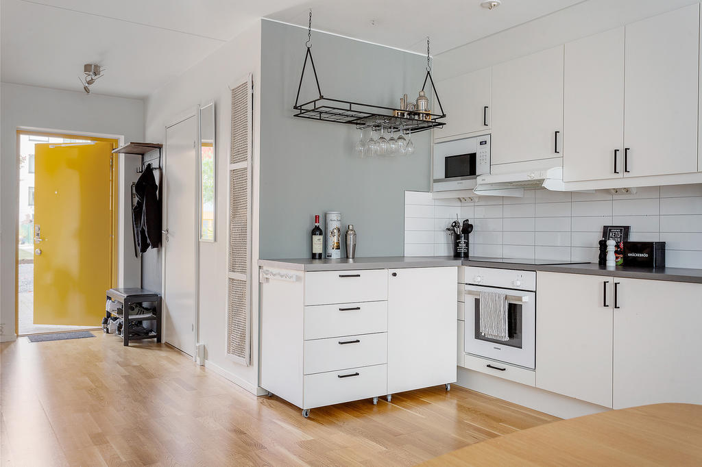 Bred hall öppnar upp bostaden fint