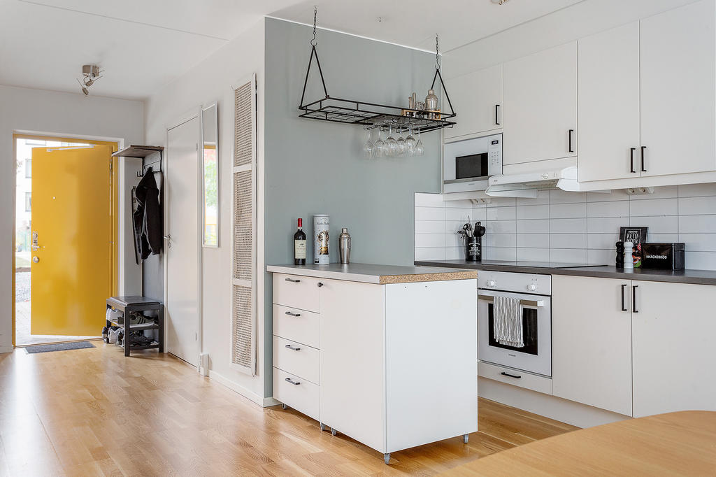 Del av köket står på hjul och kan flyttas runt efter olika behov, så bra !