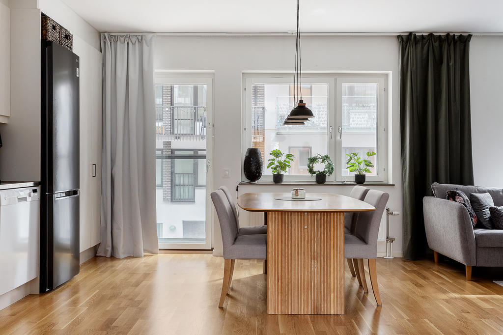 Fransk balkong och gott om plats för rejält matbord