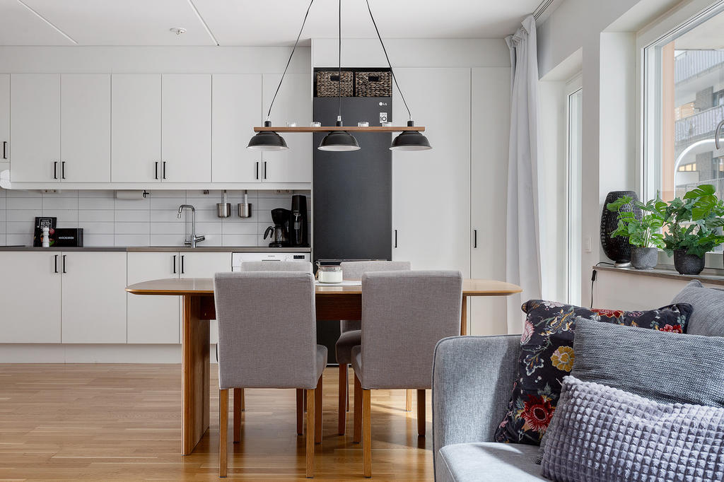 Skafferi och städskåp finns i det välplanerade köket