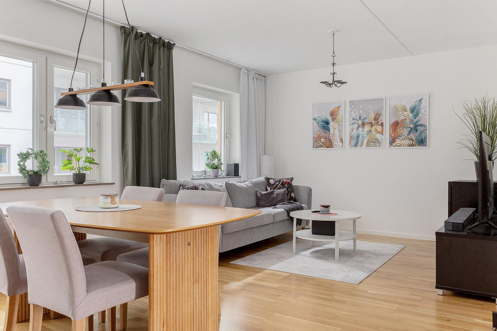 Öppen planlösning ger fina möjligheter att duka upp även för större sällskap