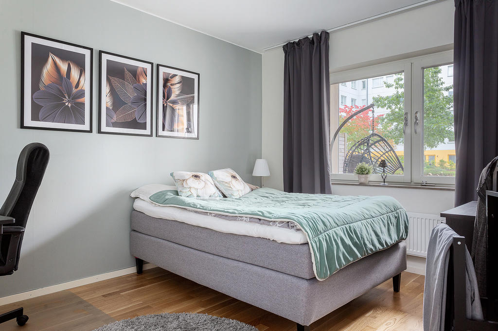 Sovrummet är i generös storlek och  har en garderobsvägg med skjutdörrar, plats för skrivbord och dubbelsäng