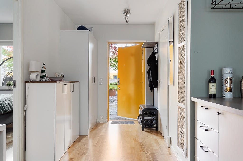 I hallen finns 2 garderober och gott om plats för ytterligare förvaring