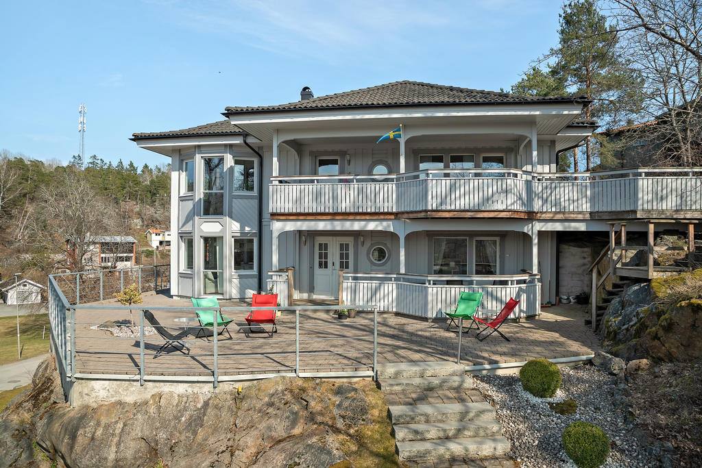 Välkomnande miljö med härligt solläge och utsikt