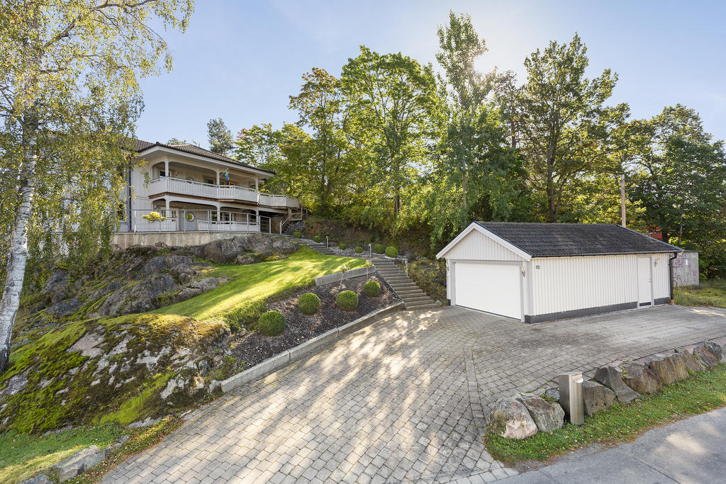 Stort garage med förråd och loft för maximal förvaringsyta