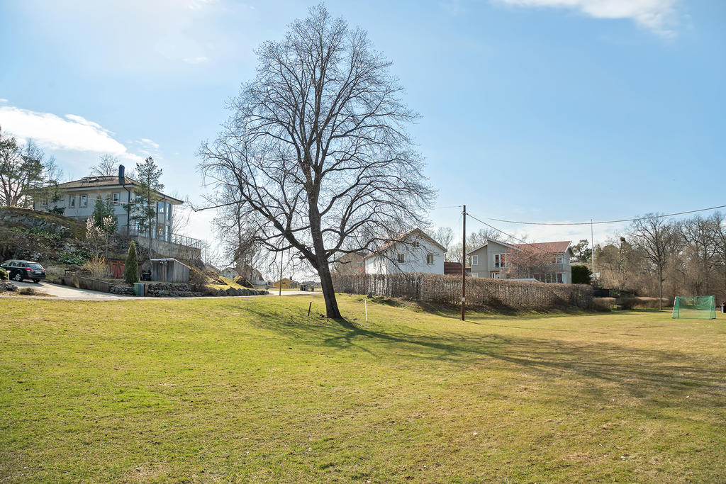Fint parkytor och lekytor nedanför huset i lugn miljö att nyttja 
