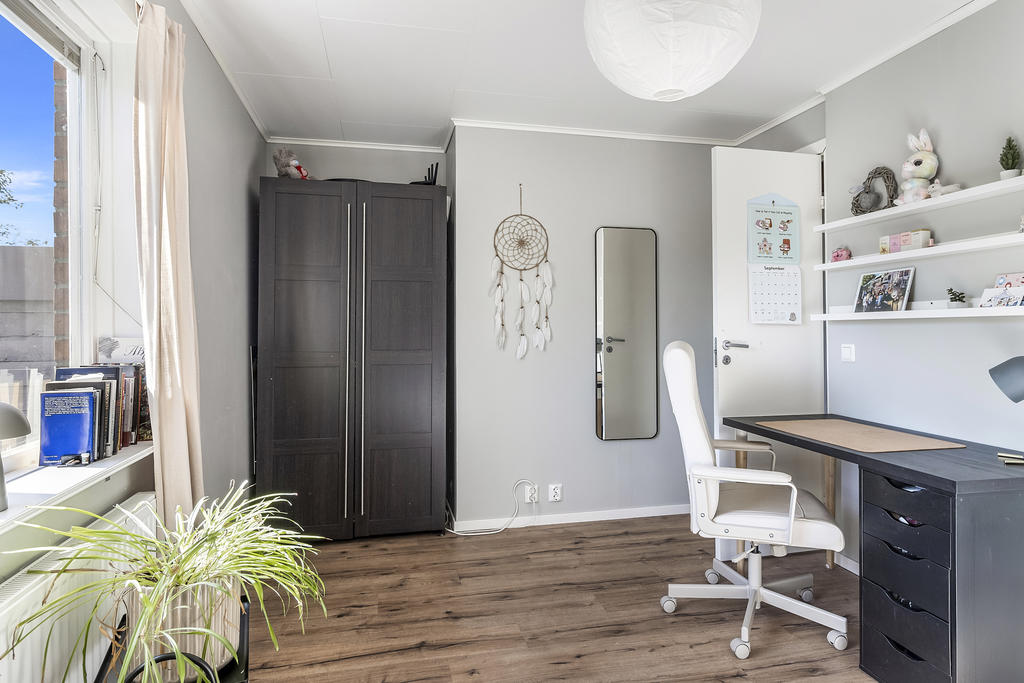 Rymligt sovrum med plats  för skrivtid