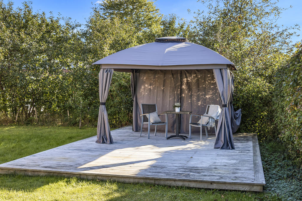 Plats i trädgården för en fika