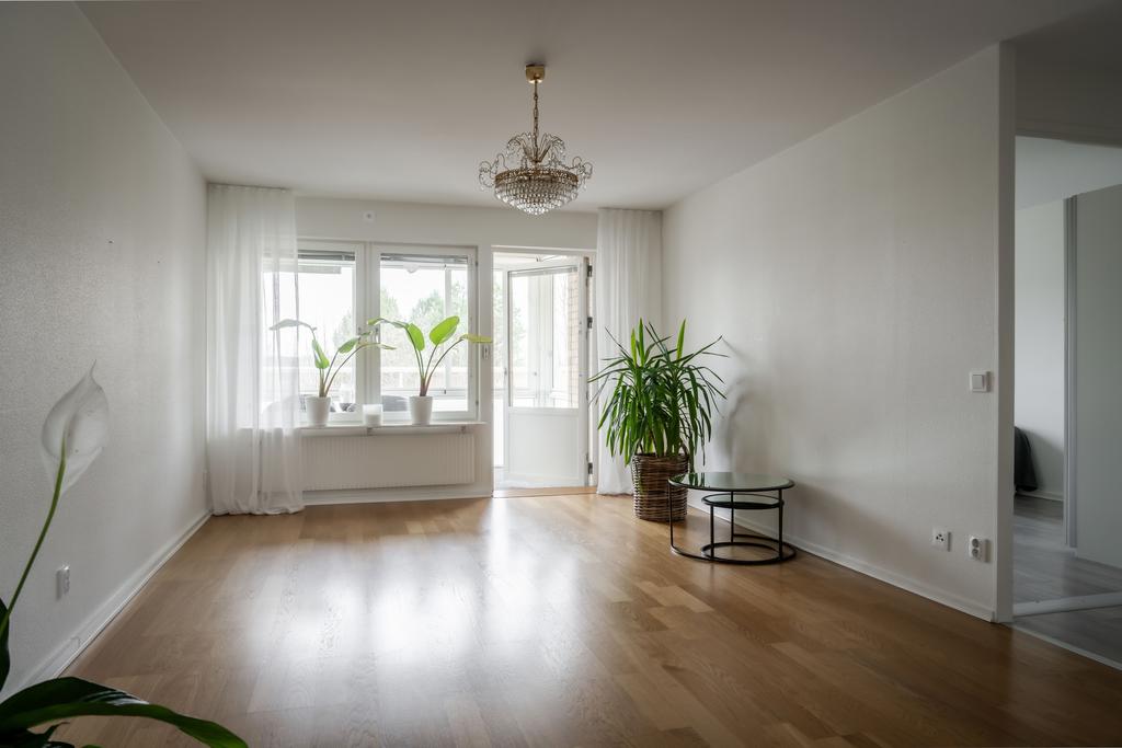 Rymligt vardagsrum med utgång till inglasad balkong