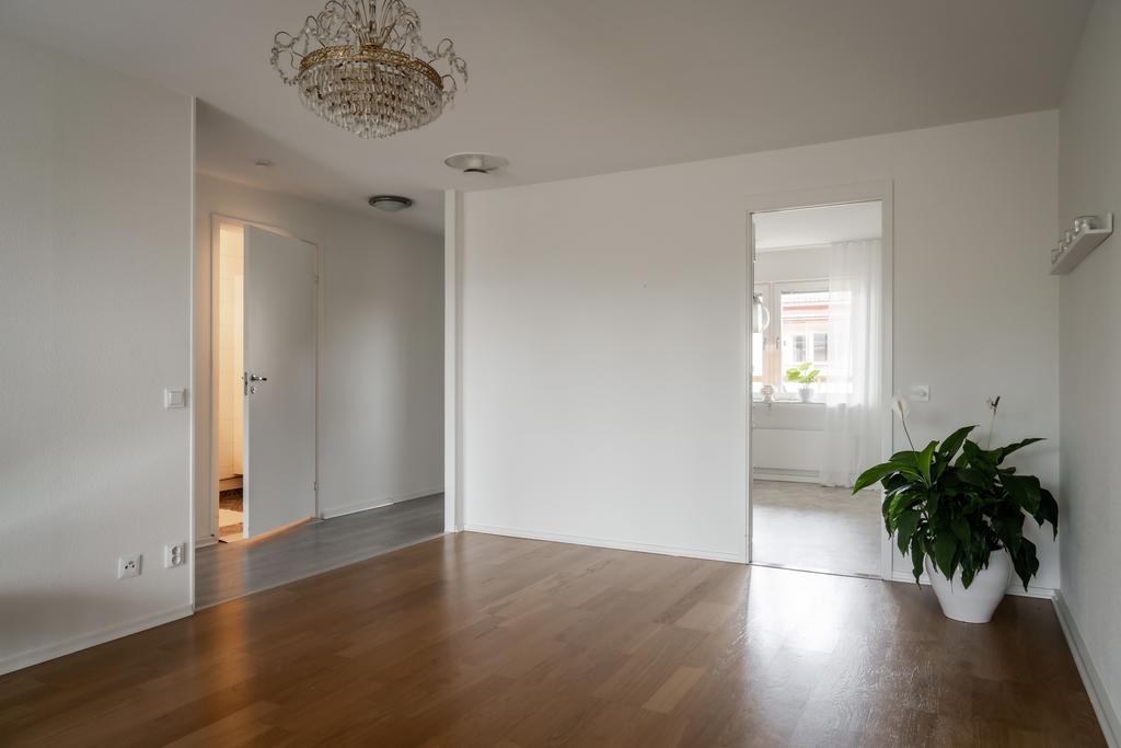 Från vardagsrum mot kök och hall