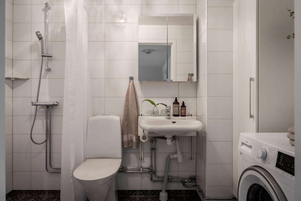 Badrum med tvättmaskin