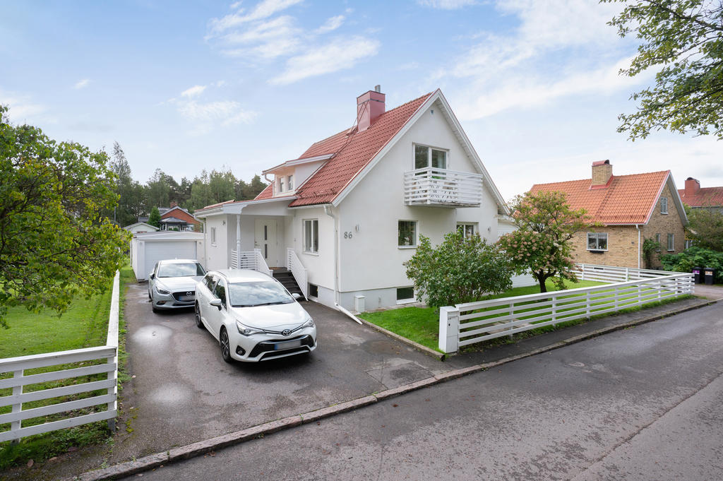 Garage och parkeringsyta