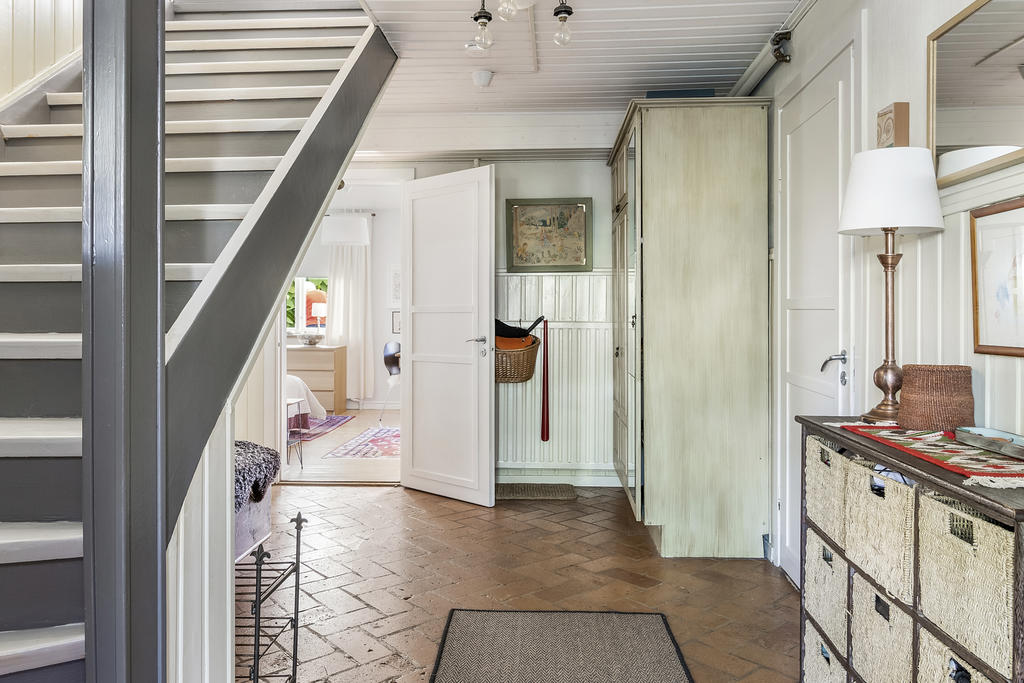 Hall med trapp till övre plan