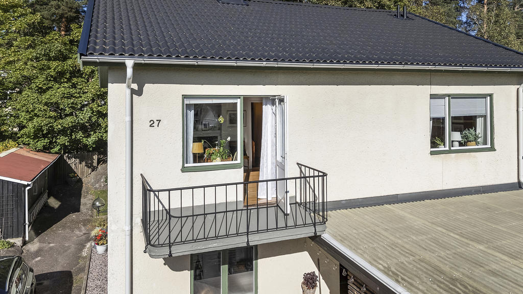 Balkong på entrésidan 