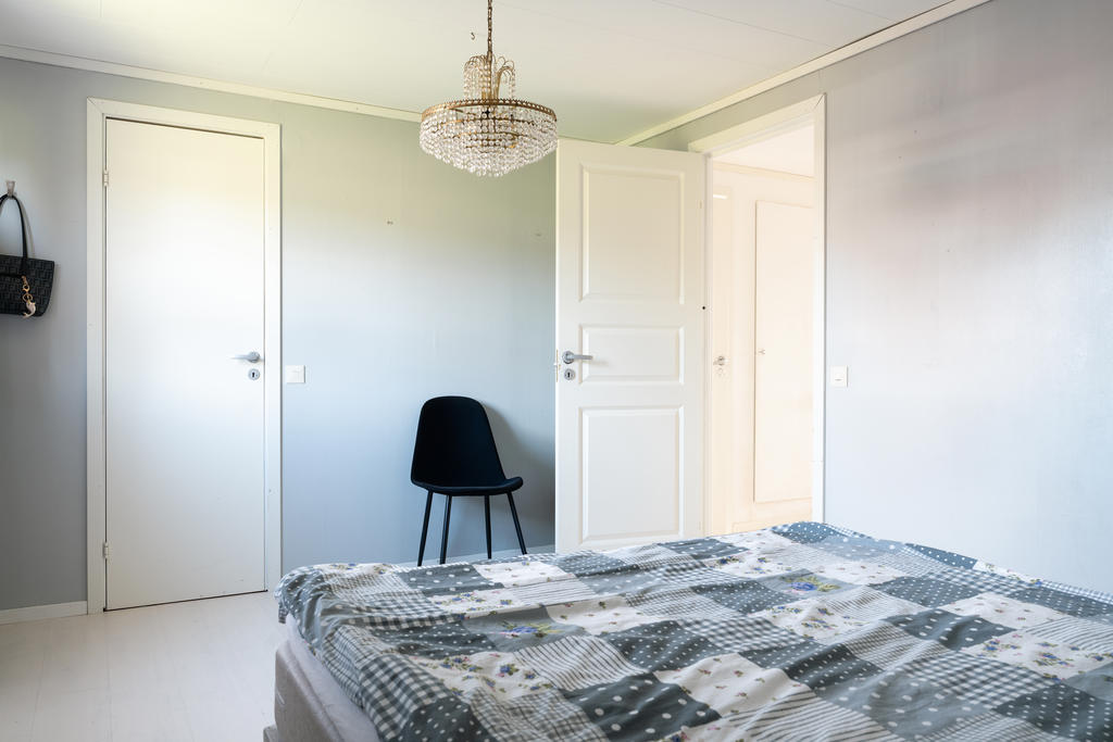 Sovrum med klädkammare