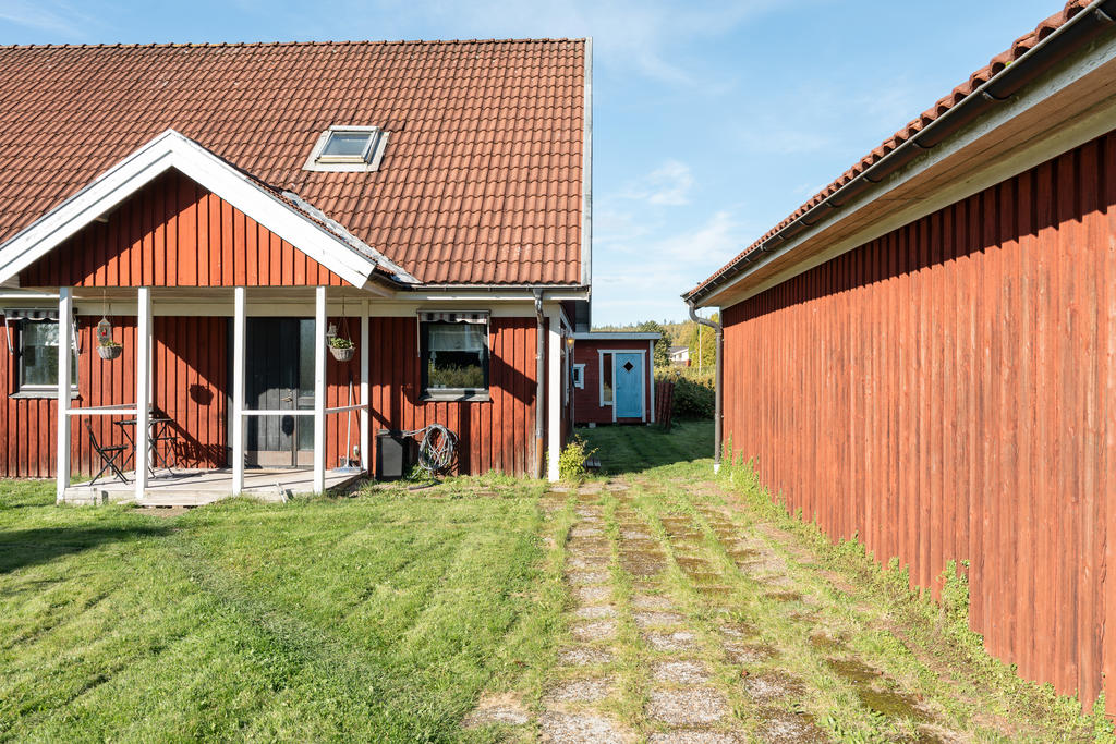 Passage till bastustuga och baksida