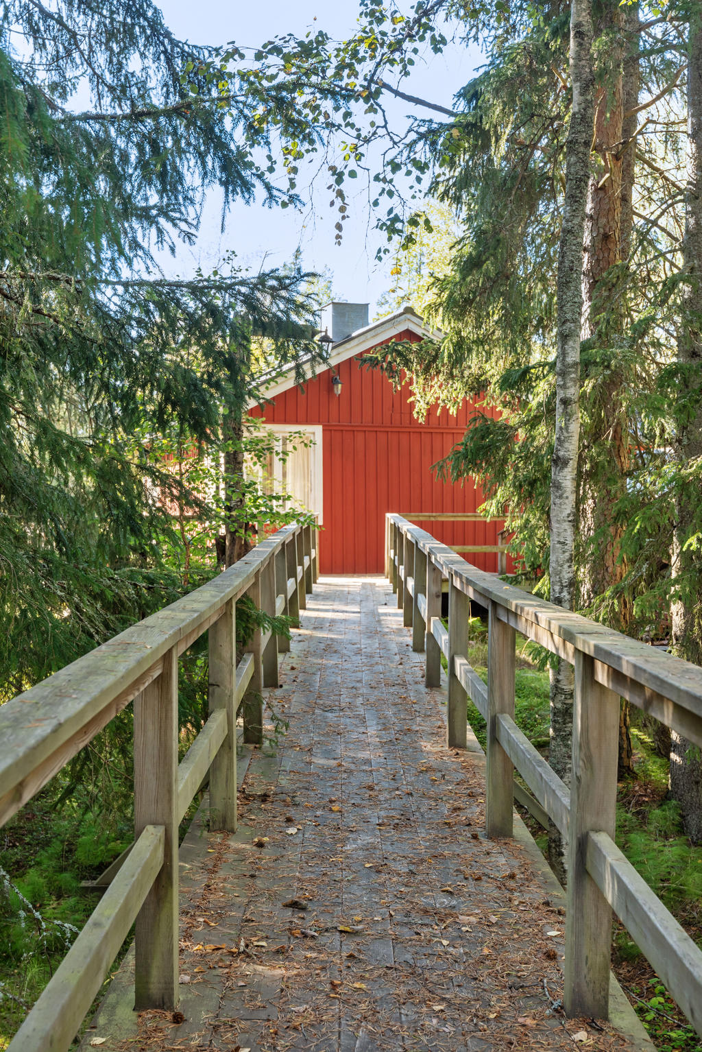 Gångbro från Krokusstigen till huset