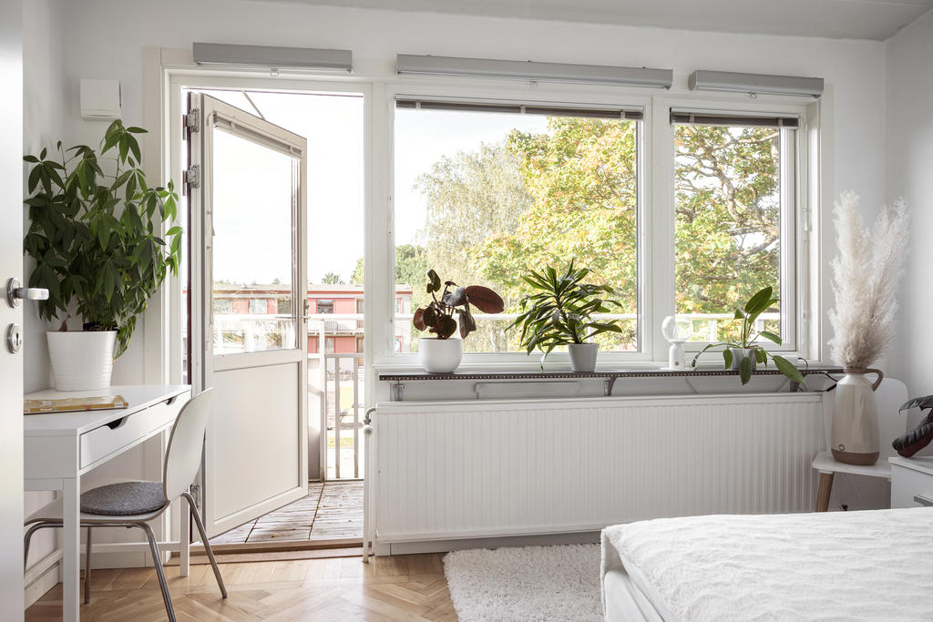 Sovrum 2, med utgång till en härlig balkong i perfekt solläge!