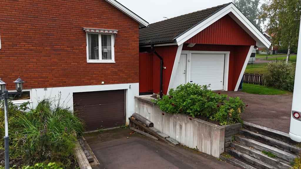 Här finns möjlighet till två garage.