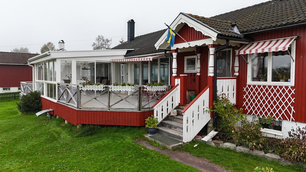 Här finns ett stort inglasat uterum som förlänger sommaren och låter dig njuta av utsikten över Siljan från första vårsolen till långt in på hösten.