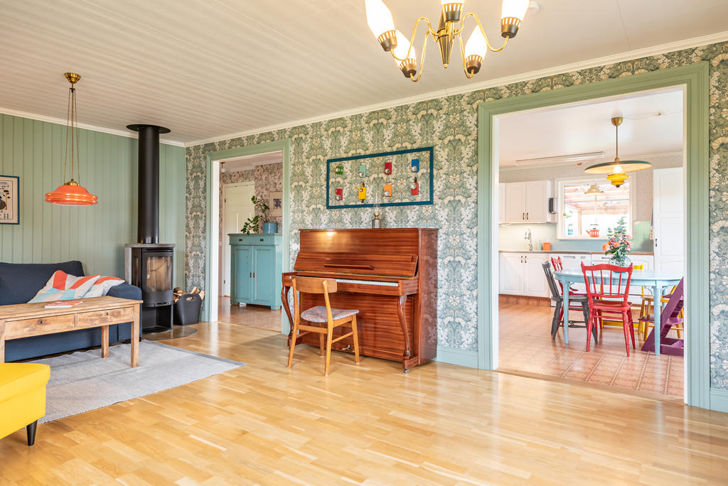 Vy från vardagsrumet mot hall och kök 
