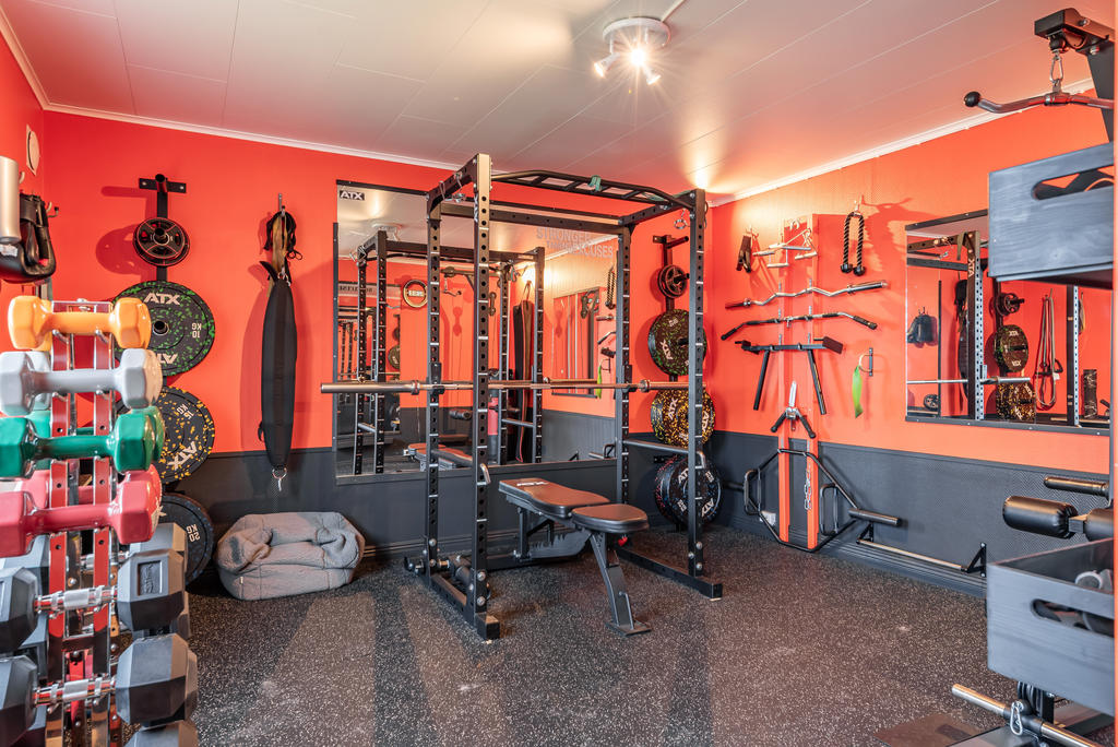 Stor förrådsbyggnad där säljaren har ett gym. 