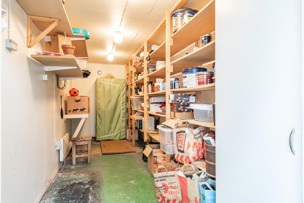 Praktiskt förråd i garagebyggnaden 