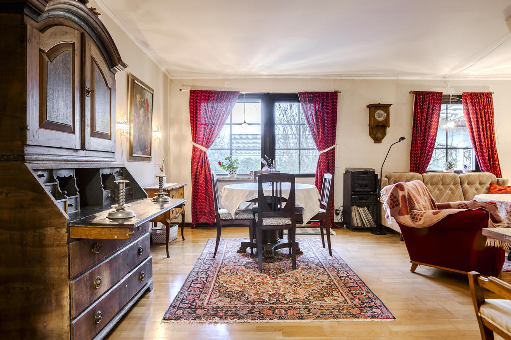 Vardagsrum från hall