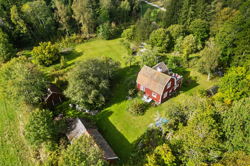 Drönarbild över fastigheten