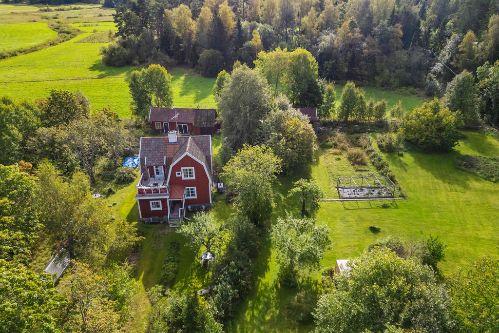 Drönarbild över fastigheten