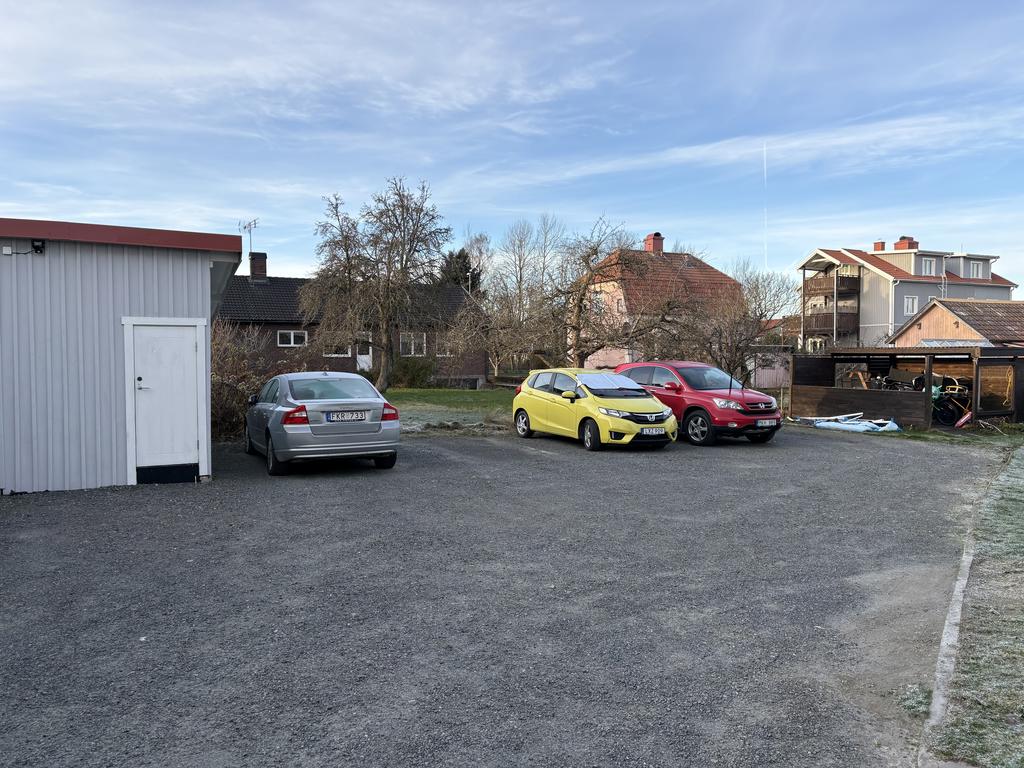 5 p-platser inne på gården